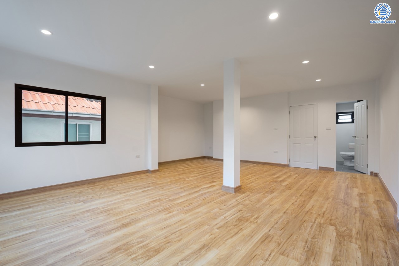 บ้านมือสองตกแต่งใหม่ ดีไซน์สวย ม.บ้านช่อชัยพฤกษ์ จรัญฯ-ปิ่นเกล้า เนื้อที่ 47.5 ตร.ว. ฟังก์ชัน 3 ห้องนอน 3 ห้องน้ำ จอดรถได้ 2 คัน รองรับทุกกิจกรรม บนทำเลเชื่อมต่อหลายเส้นทาง ใกล้จุดขึ้นทางด่วน "ศรีรัช" และรถไฟฟ้าสายสีแดง "สถานีบางบำหรุ"